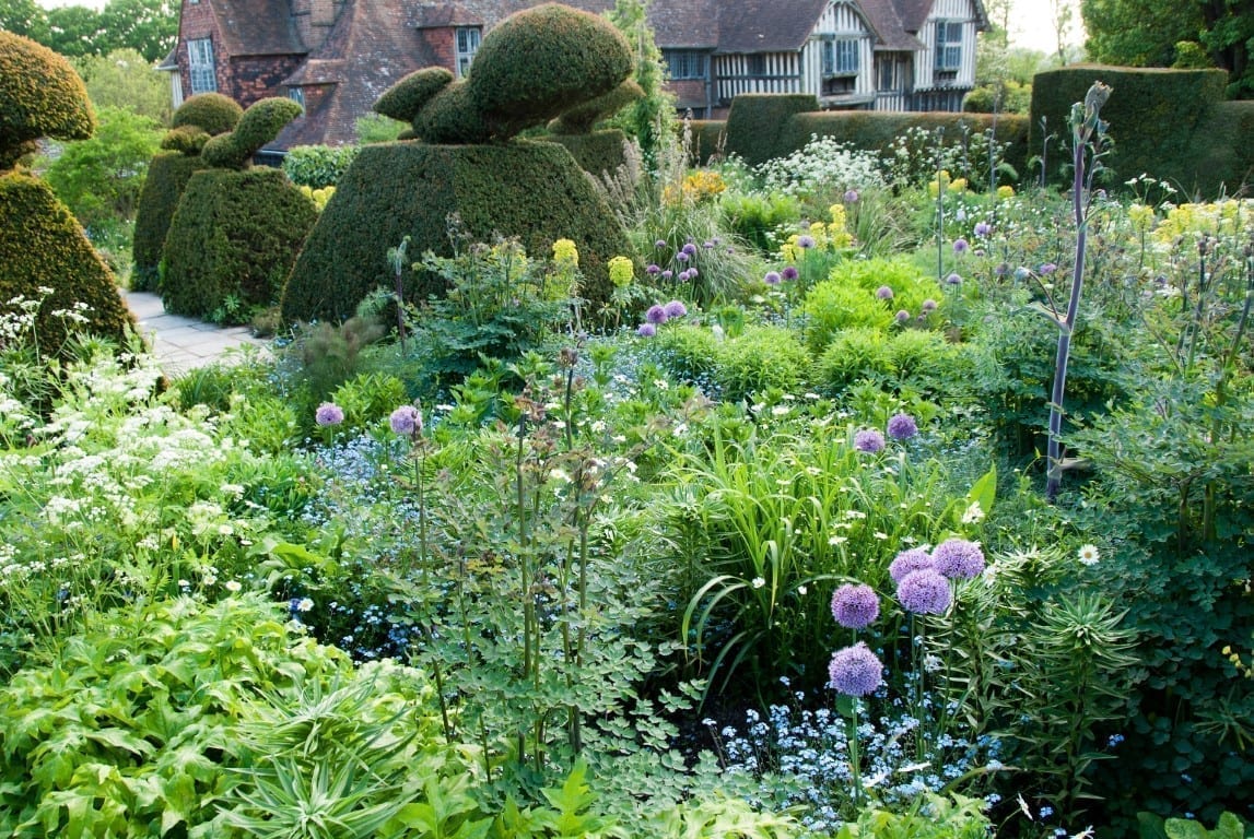 Peacock Garden in spring (Middel) Great Dixter